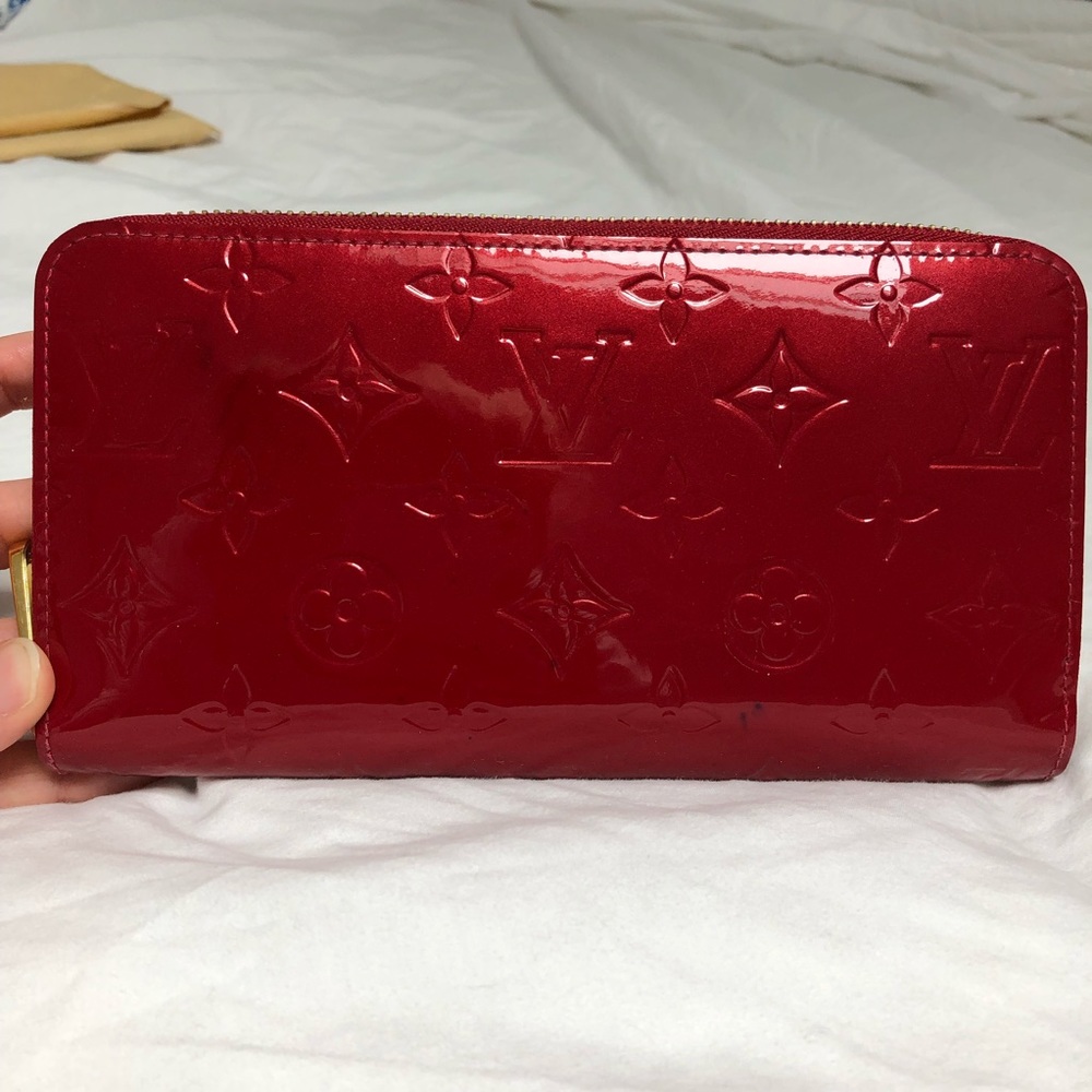 Louis Vuitton Zippy Wallet in Vernis “Pomme” (Red)